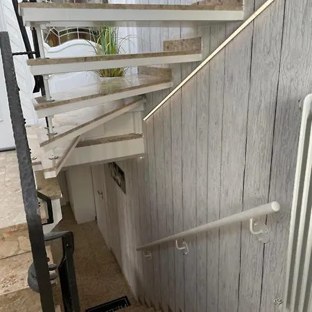 Moderne Zur Schlosshoehe *