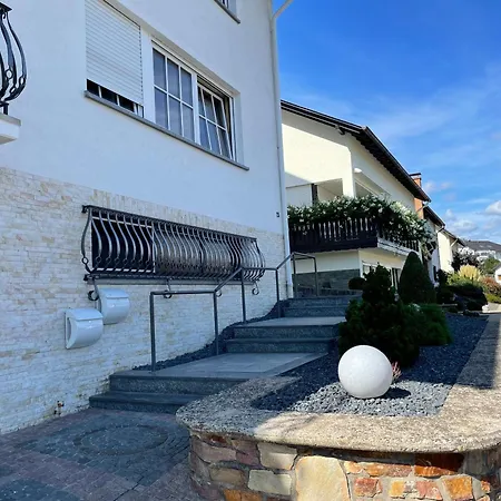 Moderne Zur Schlosshoehe *