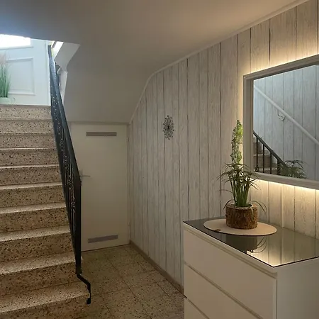 Moderne Zur Schlosshoehe * Lieser