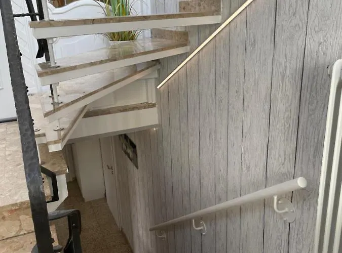 Moderne Zur Schlosshoehe *