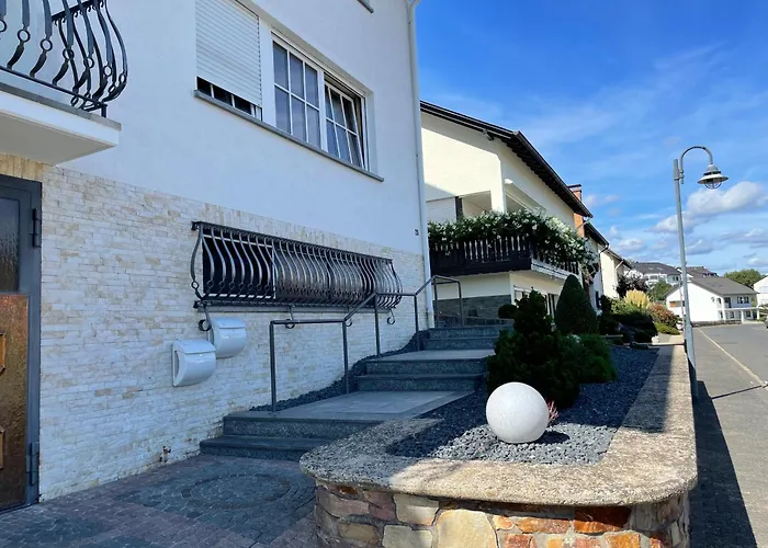 Moderne Zur Schlosshoehe *