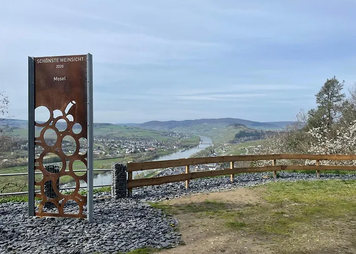 Moderne Zur Schlosshoehe *