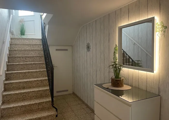 Moderne Zur Schlosshoehe * Lieser